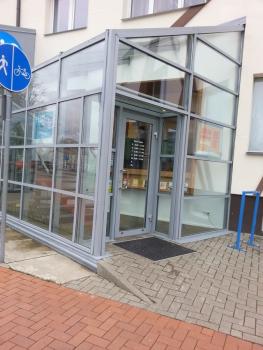 Alumīnija un stikla ieejas durvis komerctelpām Rīgā